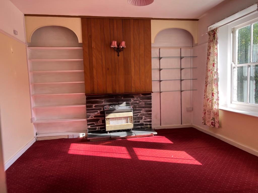 Lot: 25 - DETACHED HOUSE FOR IMPROVEMENT ON GOOD SIZED PLOT -